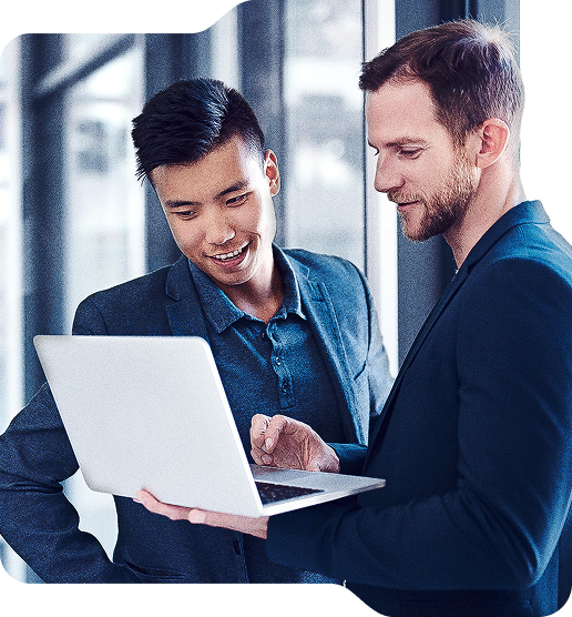 Dois profissionais colaborando em um laptop