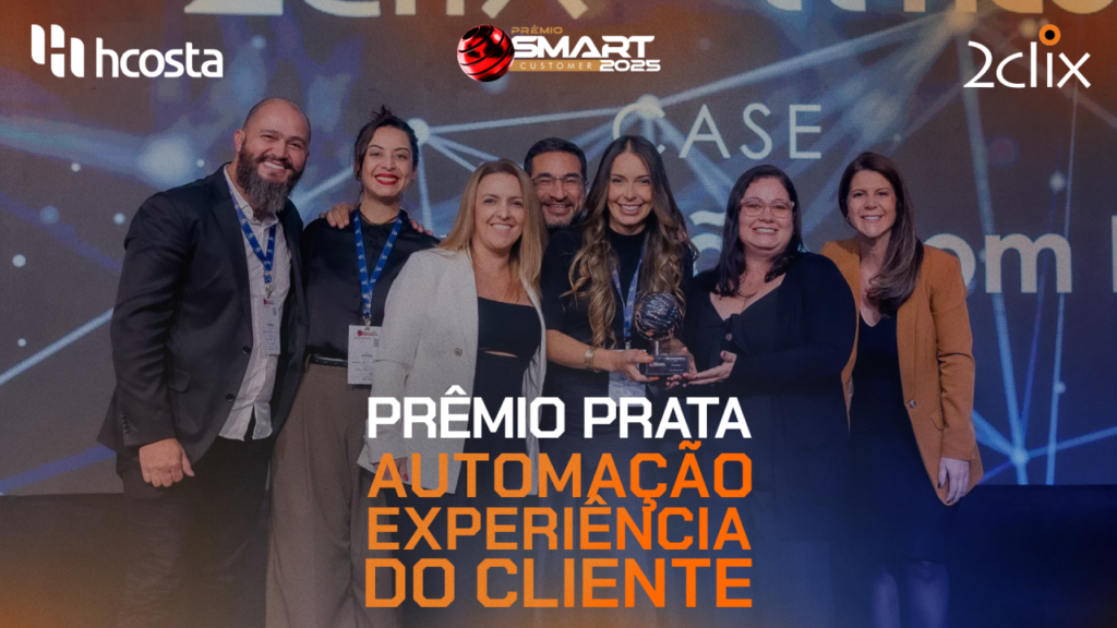 Equipe da 2clix e da HCosta recebendo a Prata na categoria Automação da Experiência do Cliente do Prêmio Smart Customer 2025 pelo case de automação da monitoria de qualidade com inteligência artificial