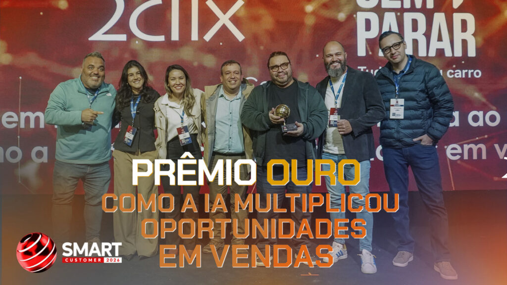 Equipe da 2clix e da Sem Parar Empresas recebendo o Prêmio Smart Customer 2026 pelo case de monitoria comercial com inteligência artificial